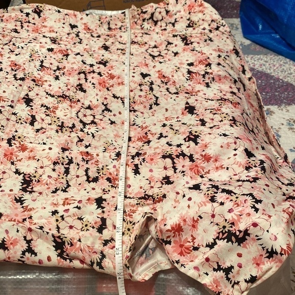 VAN Heusen Wrap Around Top. Fun field full of flowers 🌸 print. Size XL - Picture 8 of 10